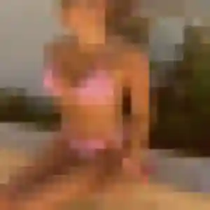 Ambre, 20 ans, connectée à Miribel pour un rencontre libertine